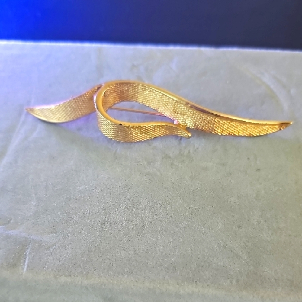 Vintage Signed Coro Gold-Tone Ribbon Brooch